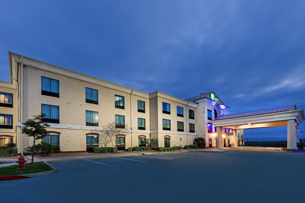 Holiday Inn Express & Suites Floresville by IHG - photo 38