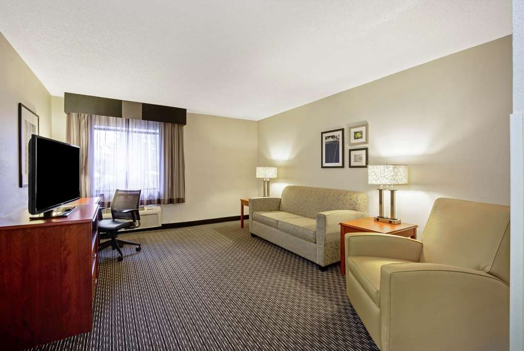 La Quinta Inn & Suites by Wyndham Harrisburg Airport Hershey - photo 19