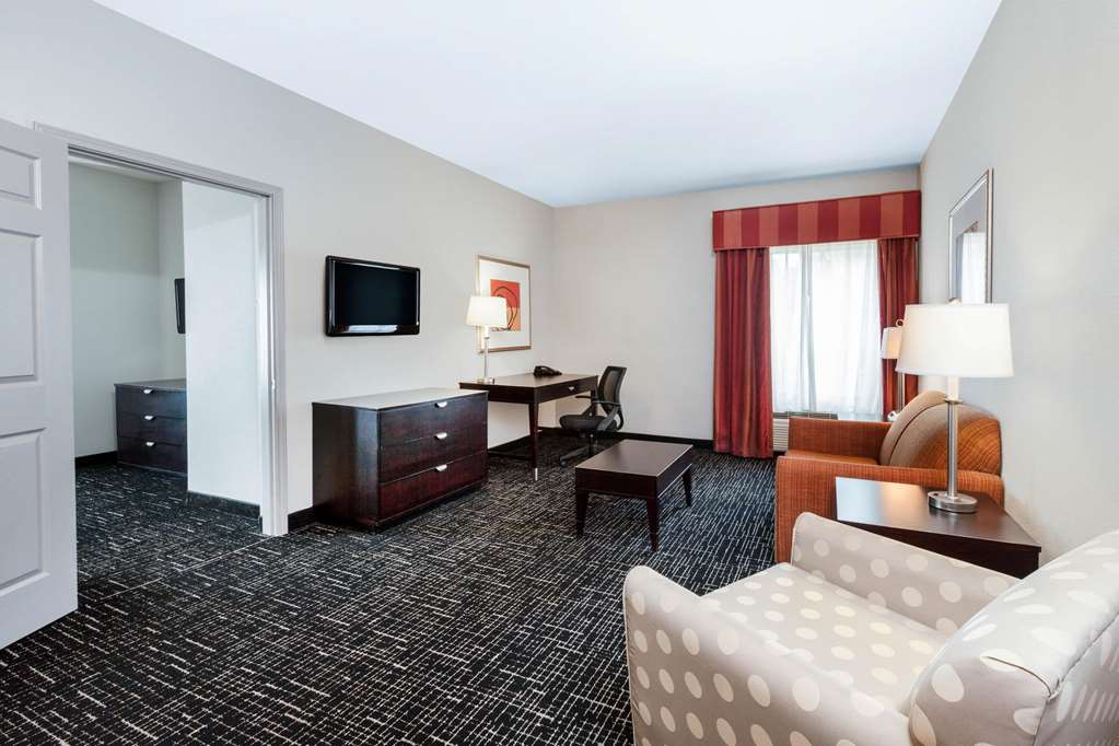 La Quinta Inn & Suites by Wyndham Lumberton - photo 37