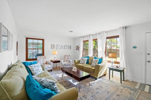 Little Beach House Single Family Home Sleeps 8 Free Activities Included — 4-Star Luxury Hotel in Fort Walton Beach, United States