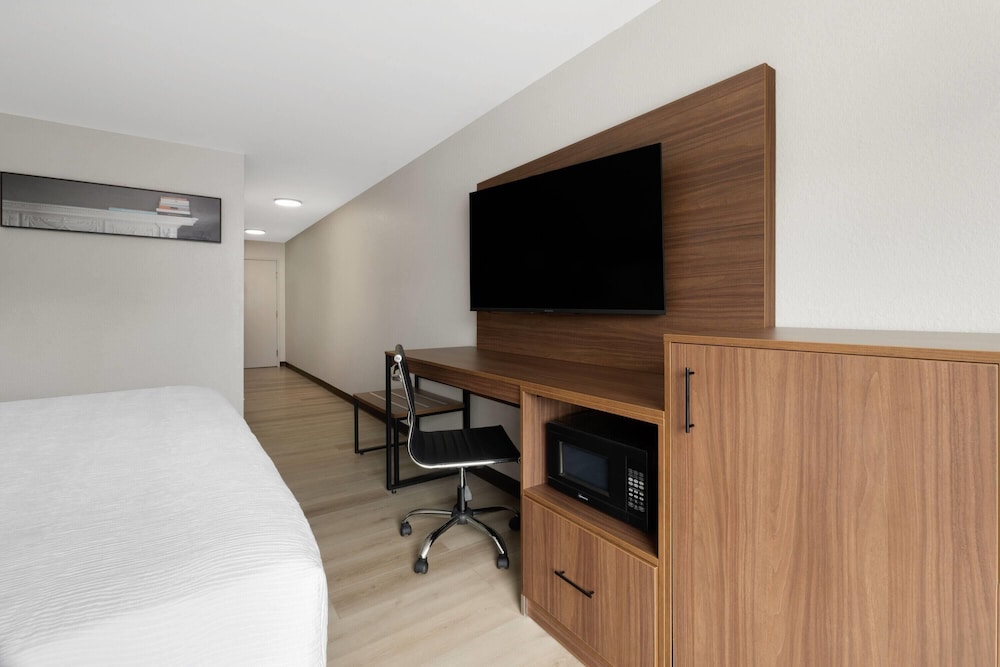 Wingate by Wyndham Dublin Near Claytor Lake State Park - photo 22