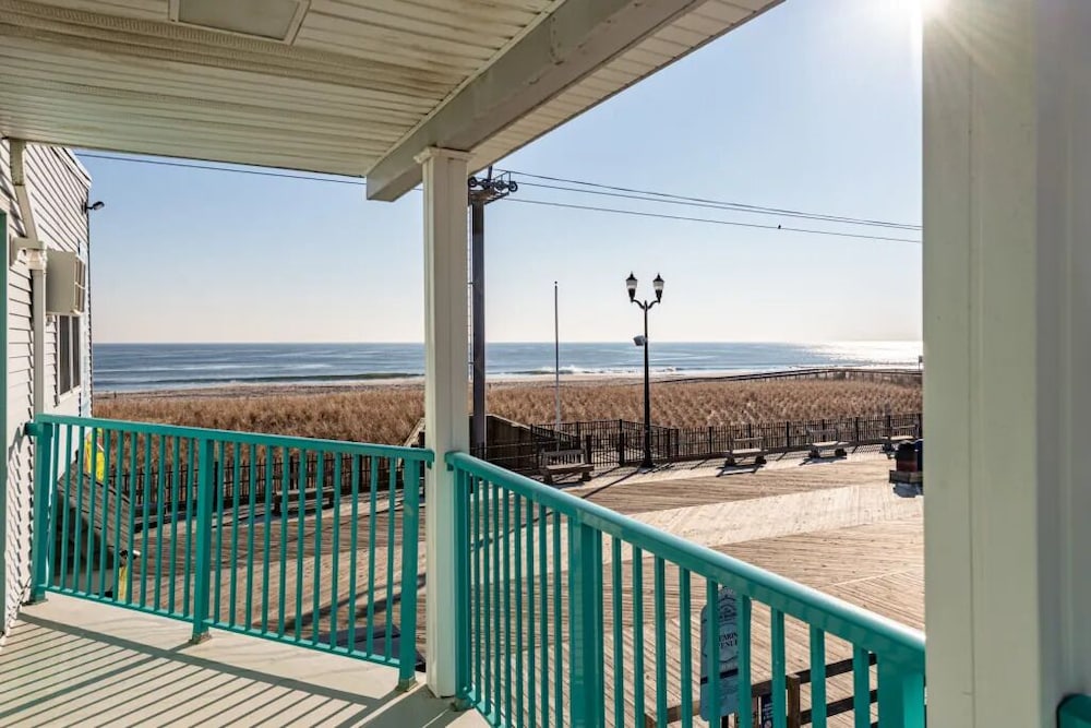 Boardwalk Sand & Surf Inn Oceanfront - photo 44