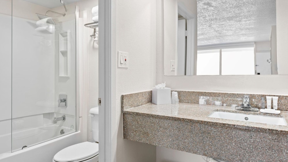 Baymont by Wyndham Jacksonville Airport - photo 12