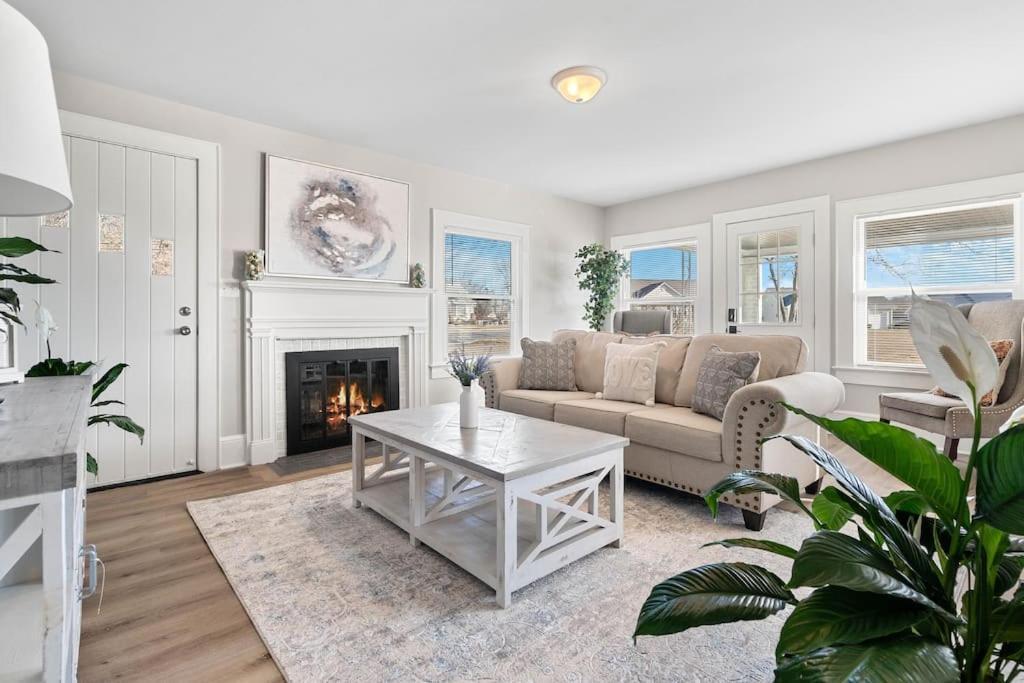 Cozy 4B Retreat Near Uptown King Beds Sleeps 12 in Charlotte, United States