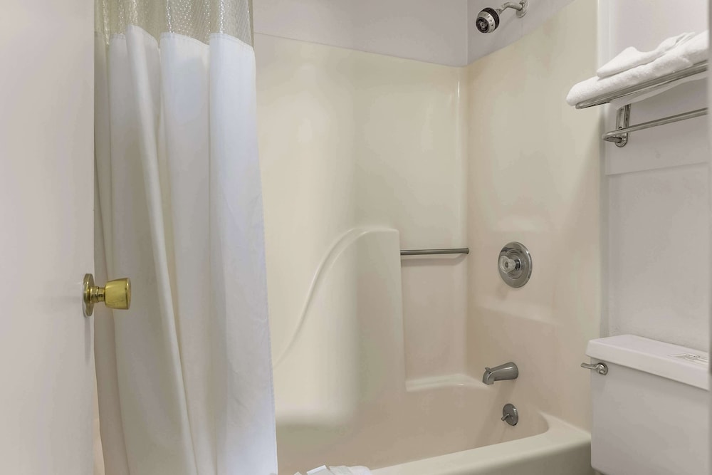 Americas Best Value Inn Lincoln - photo 22