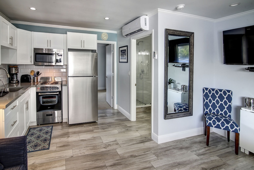 May Dee Suites - photo 15