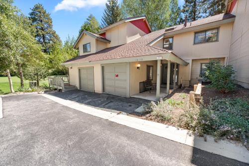 Bear Mountain Escape Isolated mountain escape while remaining incredibly close to activities in Big Bear Lake, United States