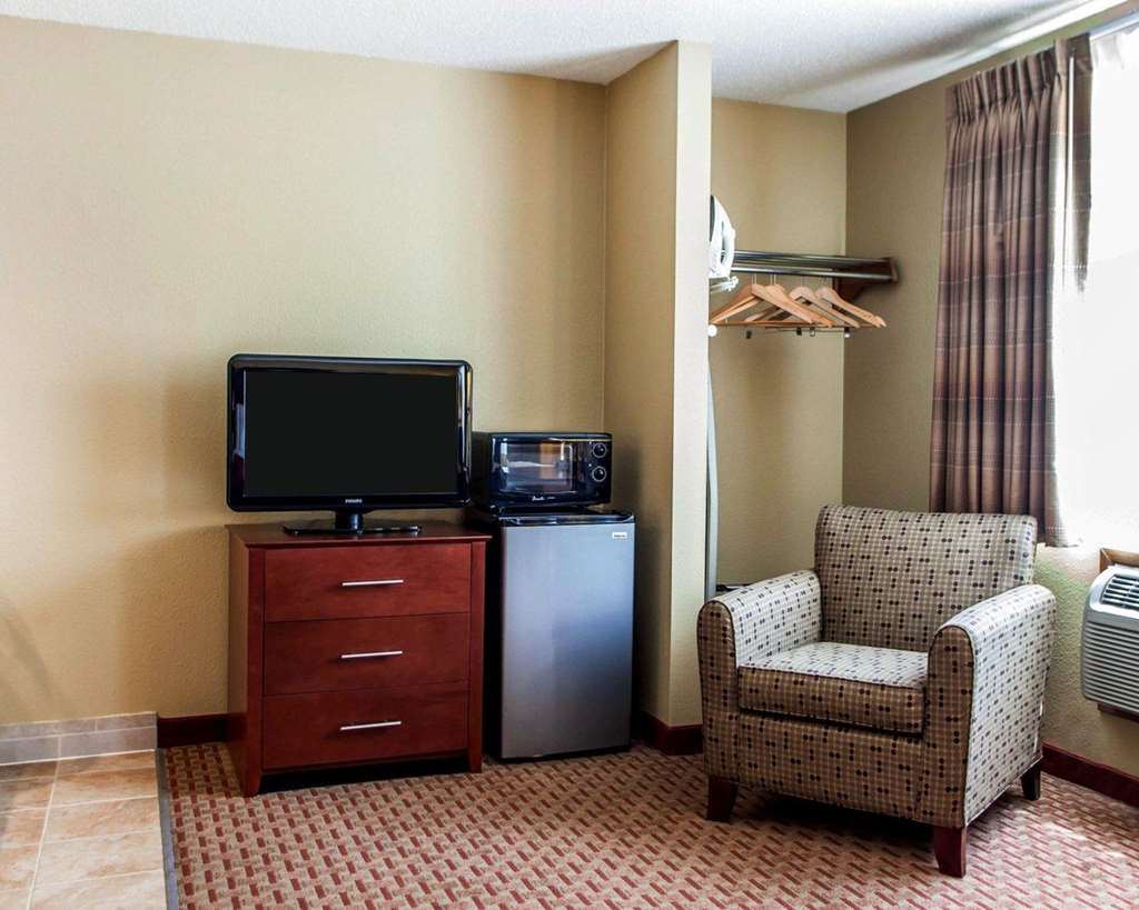 Quality Inn & Suites Davenport near I 80 - photo 12