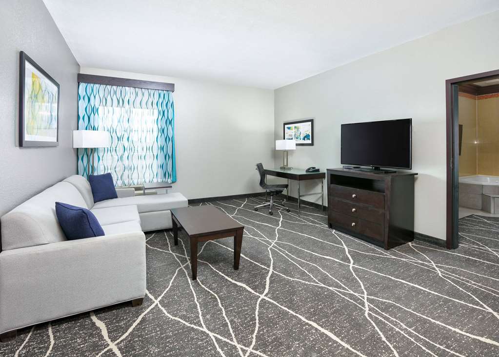 La Quinta Inn & Suites by Wyndham Little Rock Bryant - photo 38