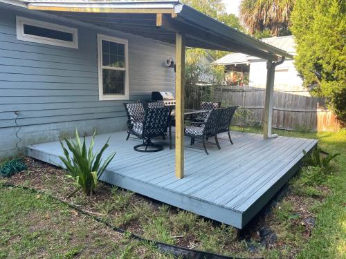 Modern Upscale and New Blue Bungalow in the heart of Downtown St Augustine — 4-Star Luxury Hotel in Saint Augustine, United States