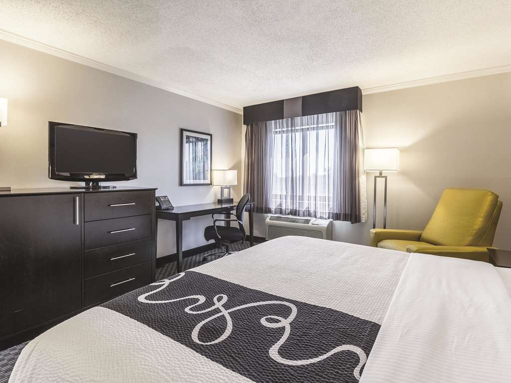 La Quinta Inn & Suites by Wyndham Cleveland Airport North - photo 20
