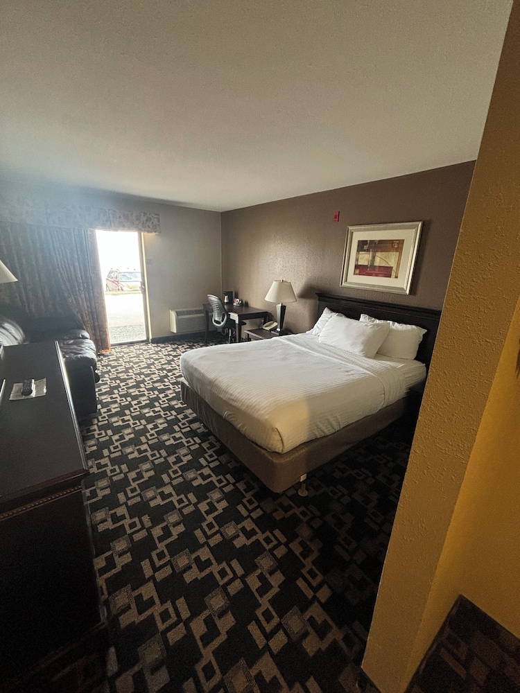Express Suites Riverport Inn & Suites - photo 26