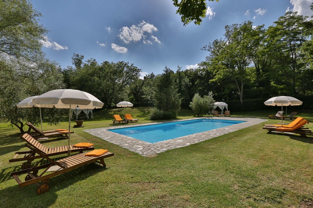 Podere Il Doccio — 4-Star Luxury Hotel in Terranuova Bracciolini, Italy