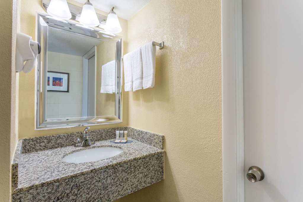 Howard Johnson by Wyndham Virginia Beach At The Beach - photo 8