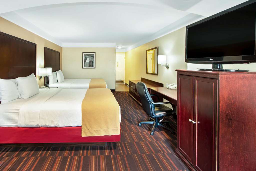 La Quinta Inn & Suites by Wyndham Albuquerque Midtown - photo 55