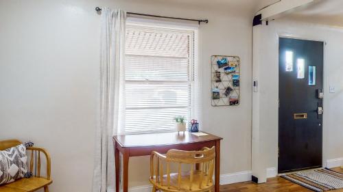 Charming Downtown Bungalow King Bed Office — Twin Falls — photo 3