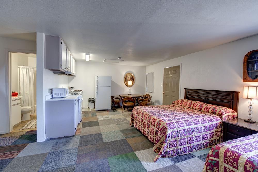 Crimson Hills Motel - photo 3