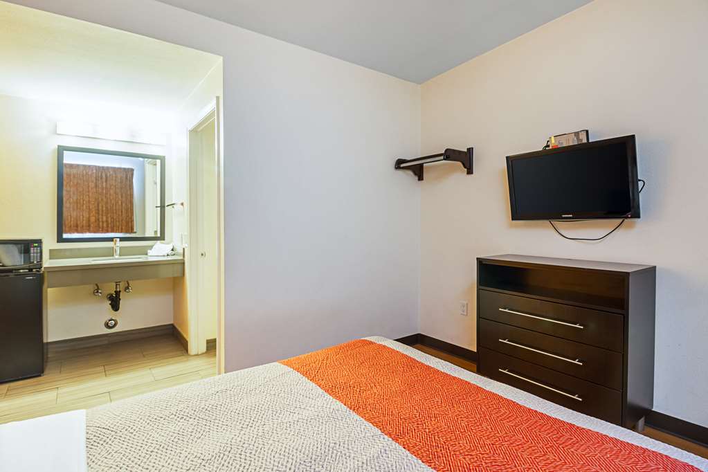 Motel 6 on Maple - photo 15