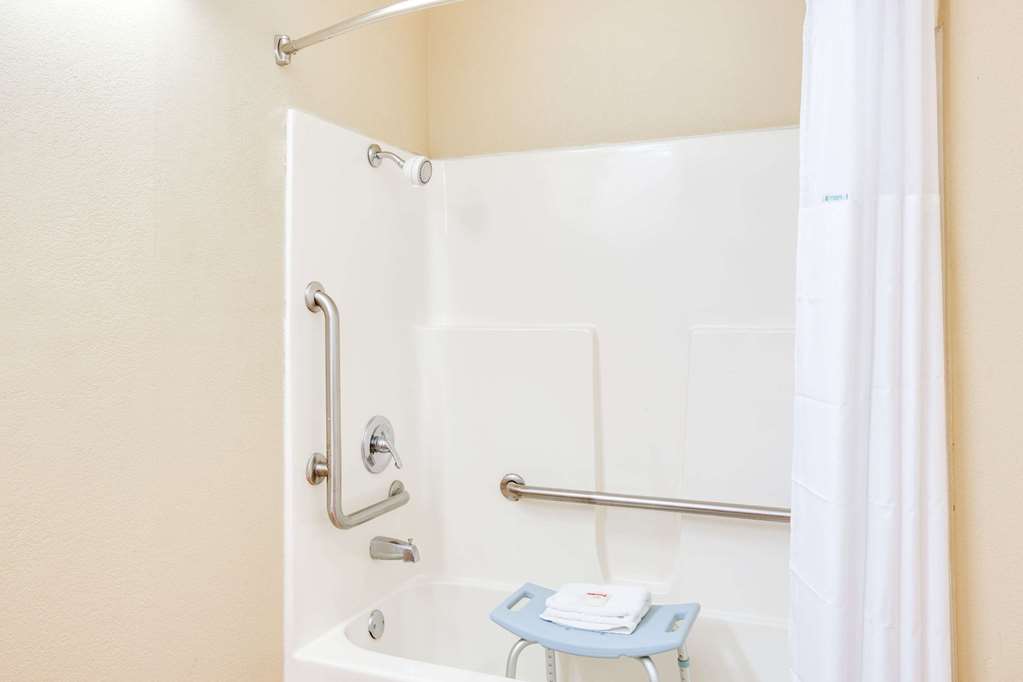 Days Inn by Wyndham Newport - photo 3