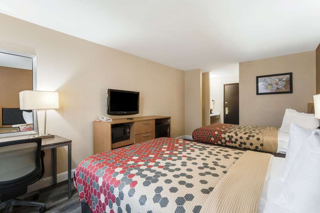 Econo Lodge Madison East - photo 12