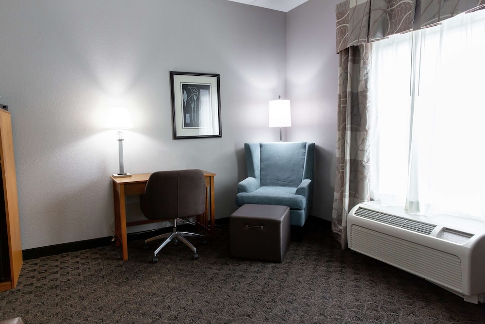 Hampton Inn & Suites Chesapeake Square Mall - photo 10