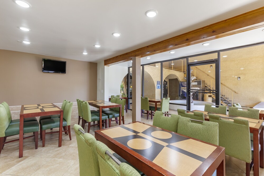 Quality Inn Phoenix Scottsdale West - photo 28