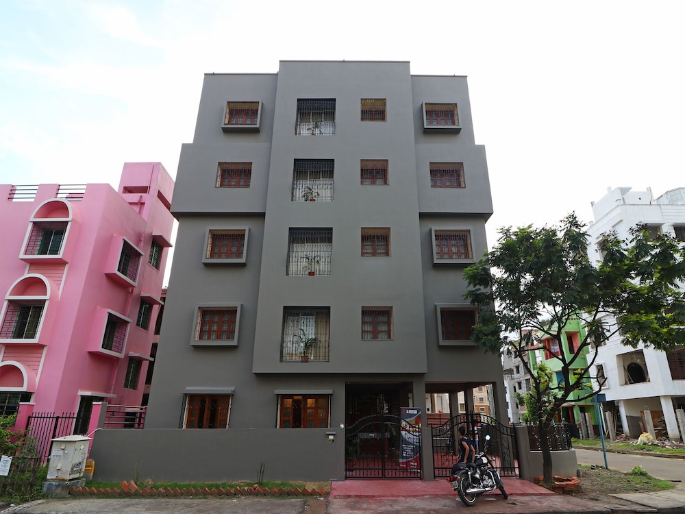 Oyo 18496 A Retro — hotel in Barasat