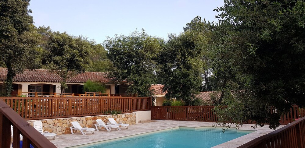 Le Mas Des Bois — hotel in Le Muy