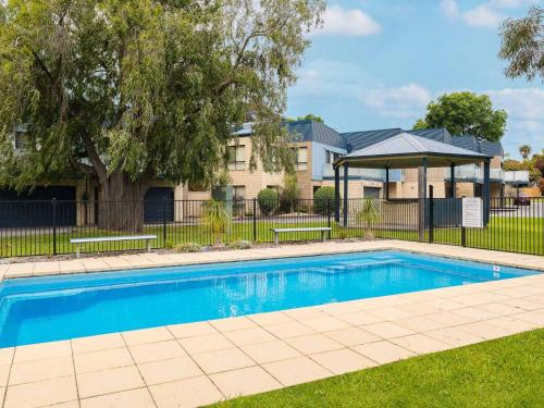 Sea Breeze with solar heated pool in the complex in Cowes, Australia