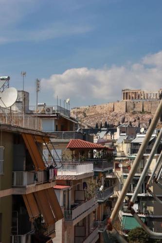 Modern Top Floor Apt 5min To Acropolis & Plaka — 4-Star Luxury Hotel in Athens, Greece