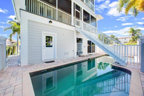 Skyfall South 4 Bedroom Beach Vacation Pool Home Sleeps 8 — 4-Star Luxury Hotel in Bonita Springs, United States