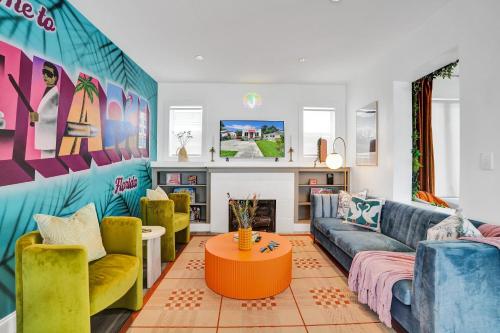 5 Mins Brickell Pool & Billiards Retro Miami - last minute hotel in Miami