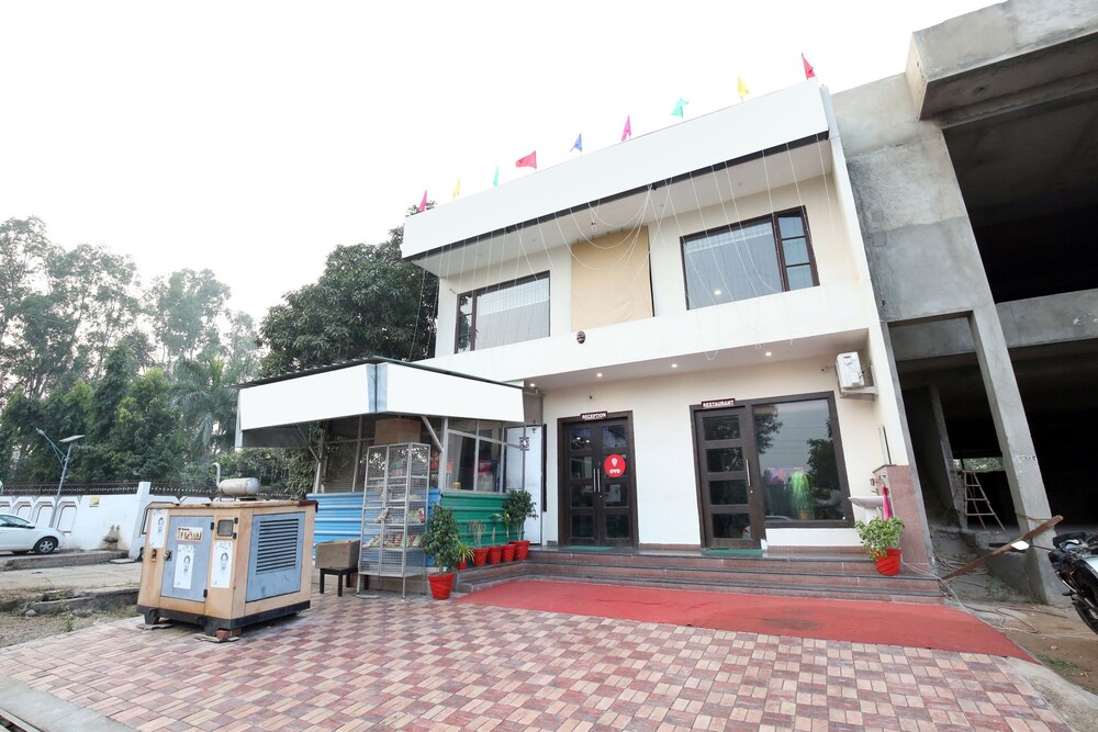 OYO 10070 Hotel Satkar Regency in Kharar, India