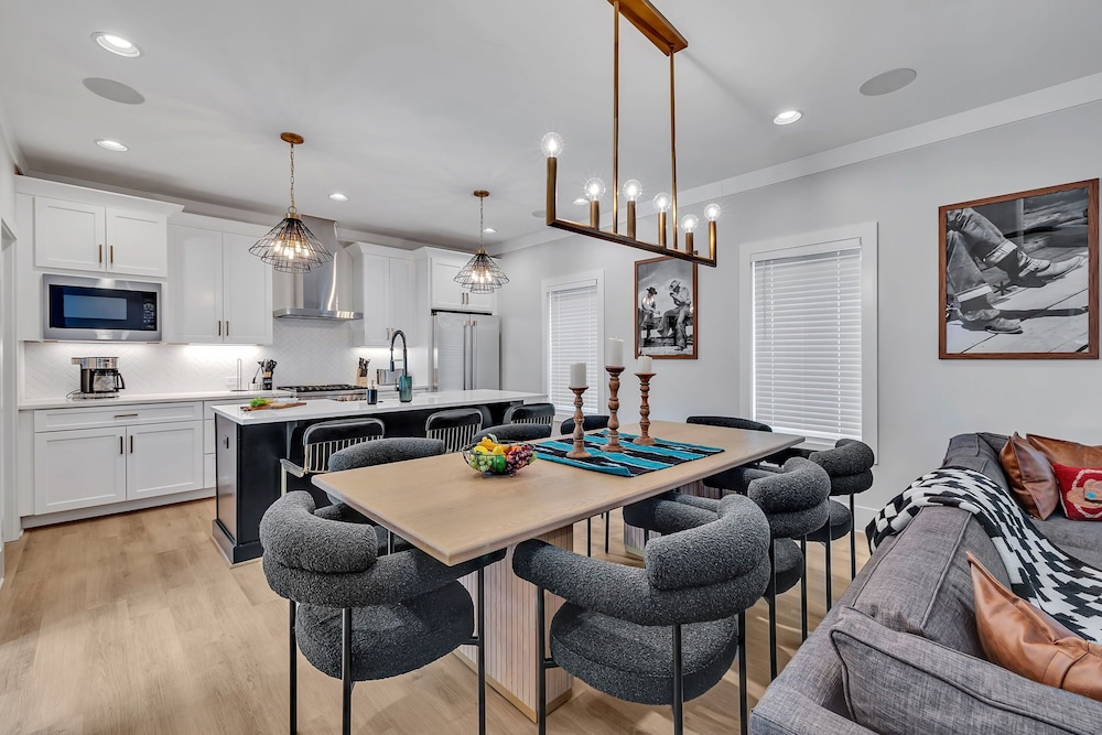 Bass Private Rooftop 8 mins to Broadway in Nashville, United States