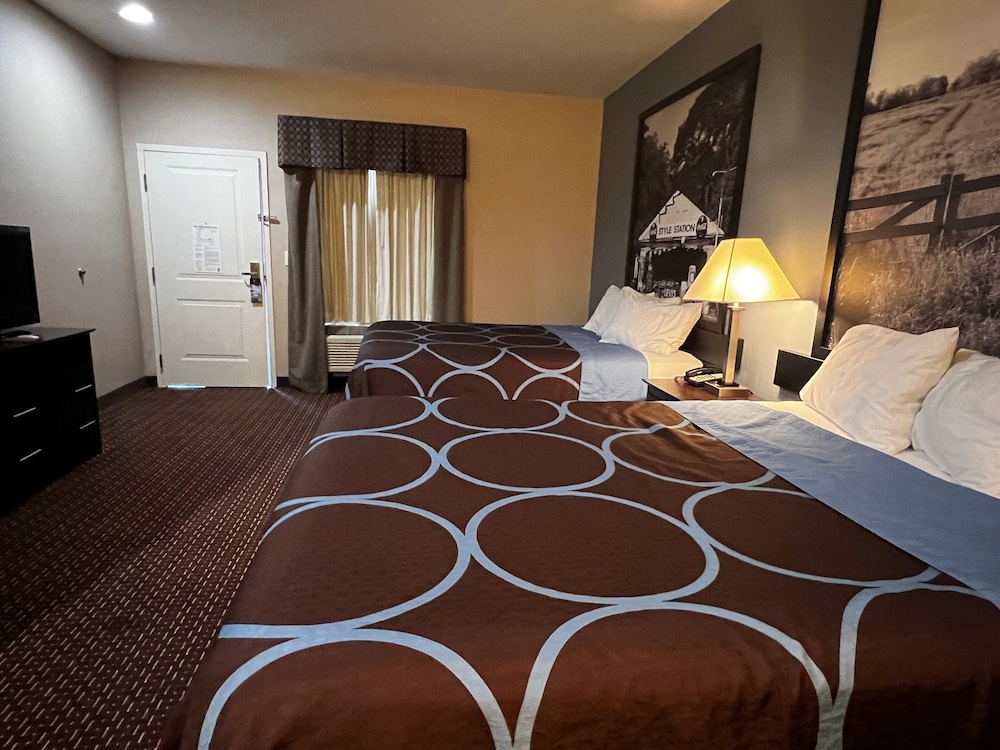 Super 8 by Wyndham Center - photo 9