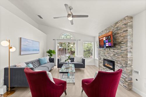 Recently Upgraded House with King Suite quiet NBHD Fast Wifi and Yard — 4-Star Luxury Hotel in Elk Grove, United States