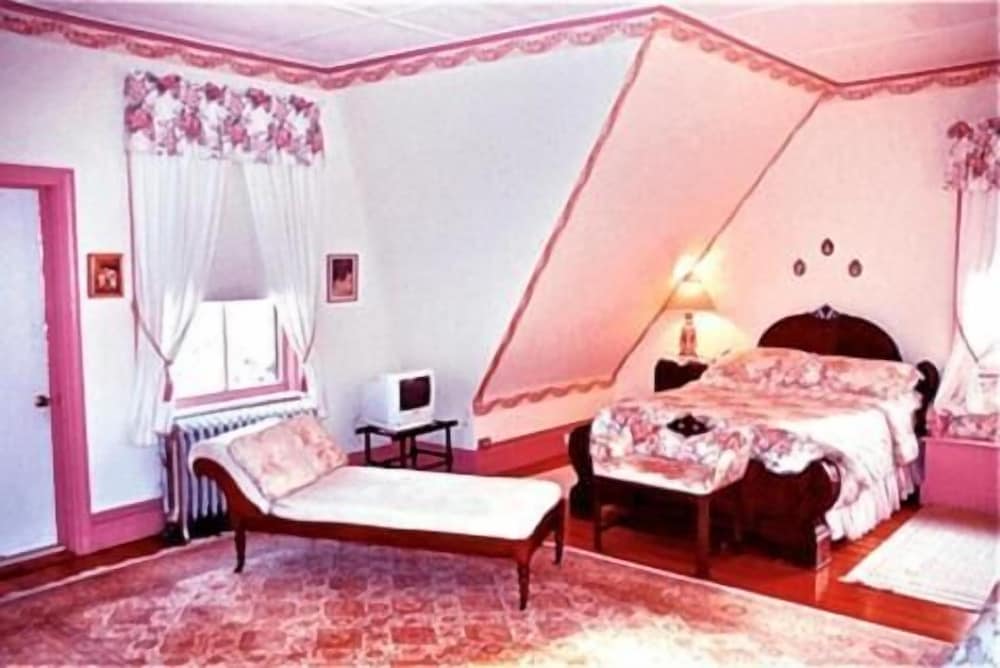 Whistler's Inn Bed & Breakfast - photo 22