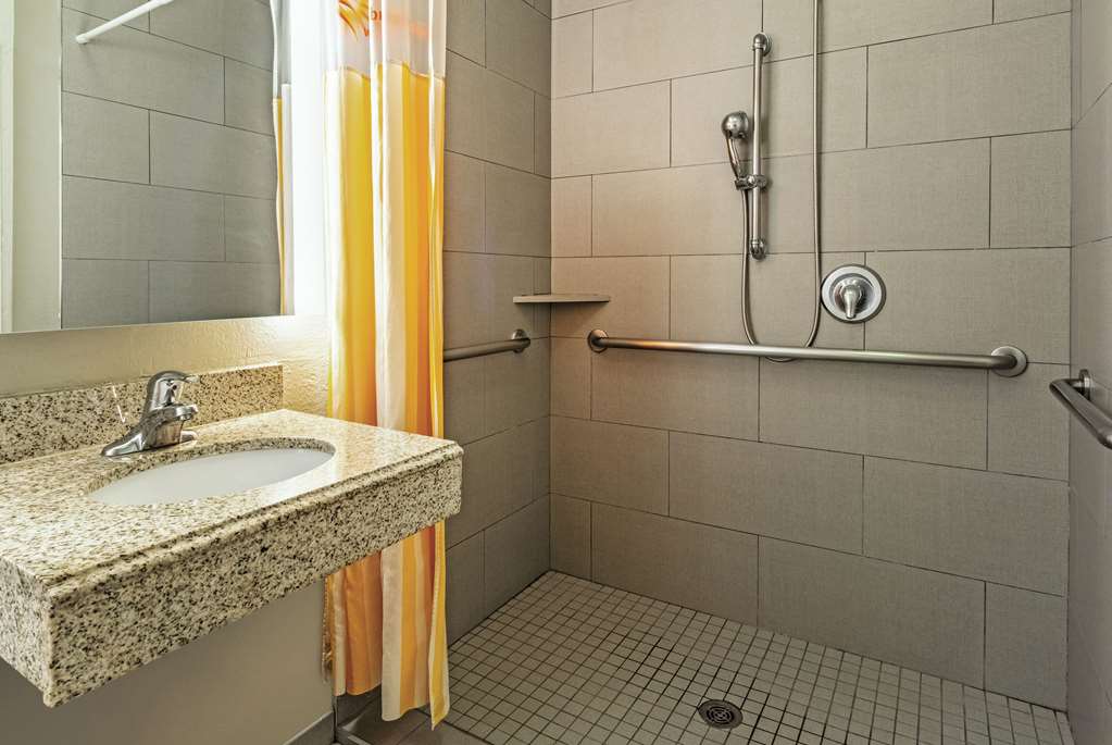 La Quinta Inn & Suites by Wyndham Phoenix I 10 West - photo 19