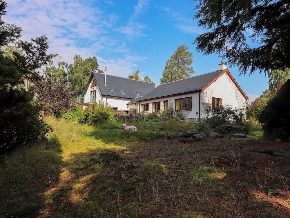 Creag Dhubh Cottage — 4-Star Luxury Hotel in Newtonmore, United Kingdom