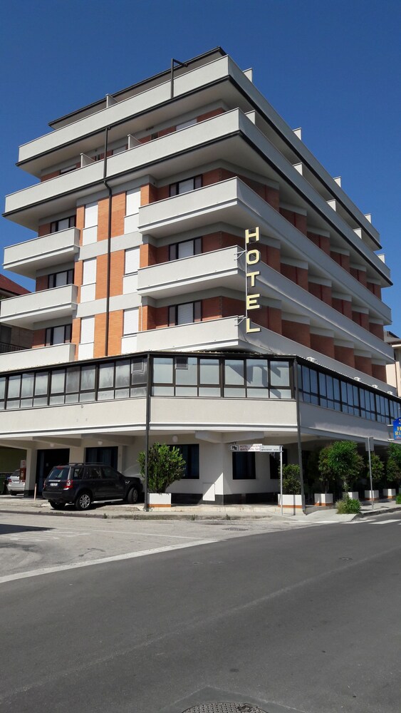Hotel Riviera — hotel in San Remo