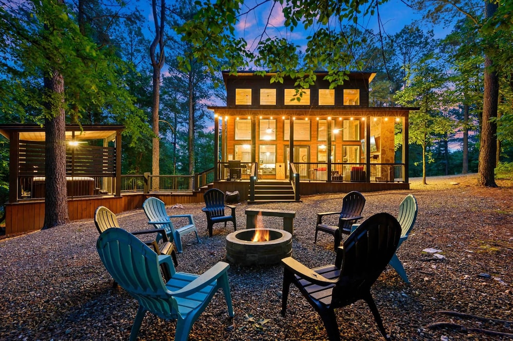 Luxury Cabin in the Woods with Hot Tub and Yard Games — 4-Star Luxury Hotel in Broken Bow, United States