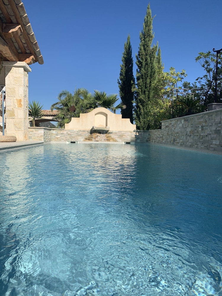 Les 4 éléments — 4-Star Luxury Hotel in Le Bar-Sur-Loup, France