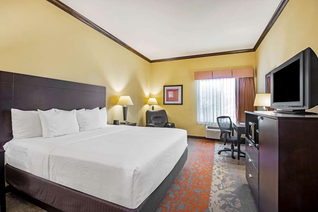La Quinta Inn & Suites by Wyndham Eastland - photo 31