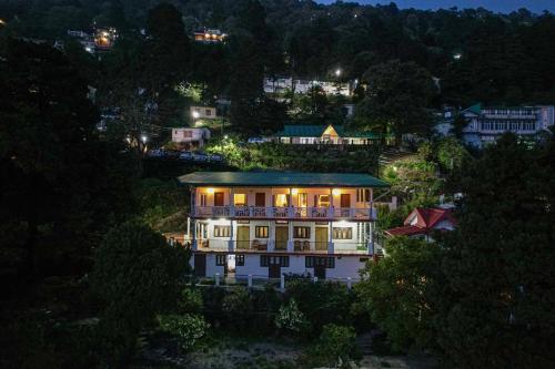 Alaya Stays Headingly Suites Lake Facing 2 BHK Retreat Just Above Mall Road in Naini Tal, India