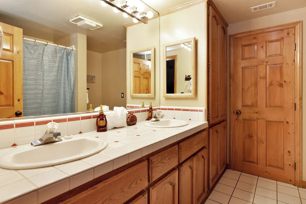 Four Happy Bears Estate #1277 - carbon neutral hotel in Big Bear Lake