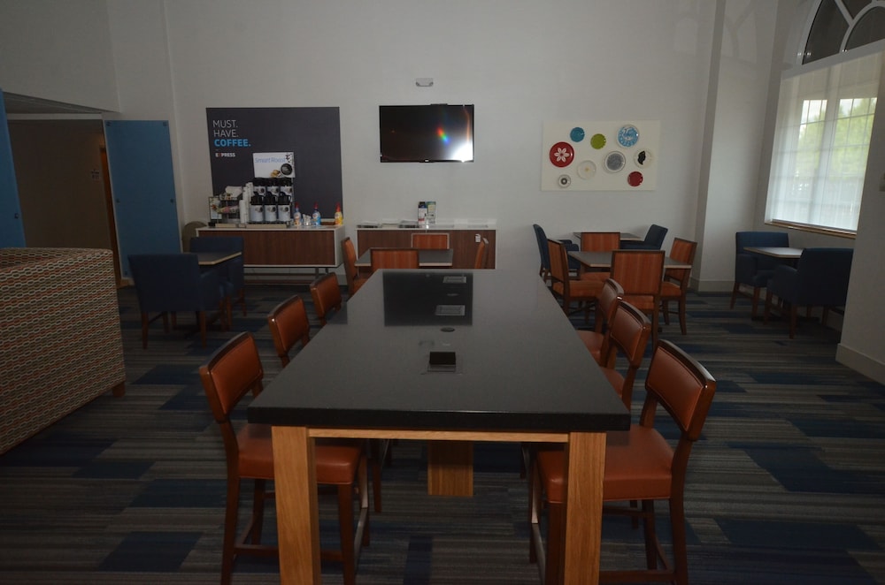 Holiday Inn Express Hotel & Suites Warrenton by IHG - photo 28