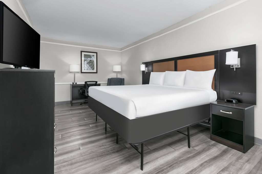 Baymont by Wyndham Austin University Area - photo 5