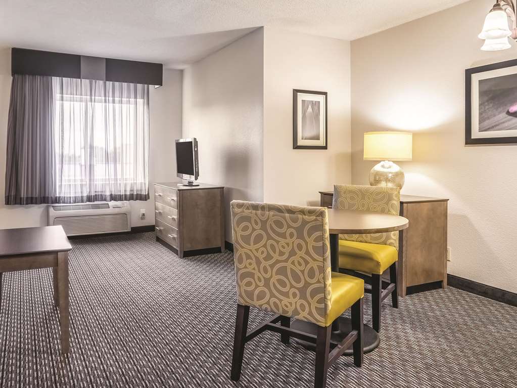 La Quinta Inn & Suites by Wyndham Hartford Bradley Airport - photo 36
