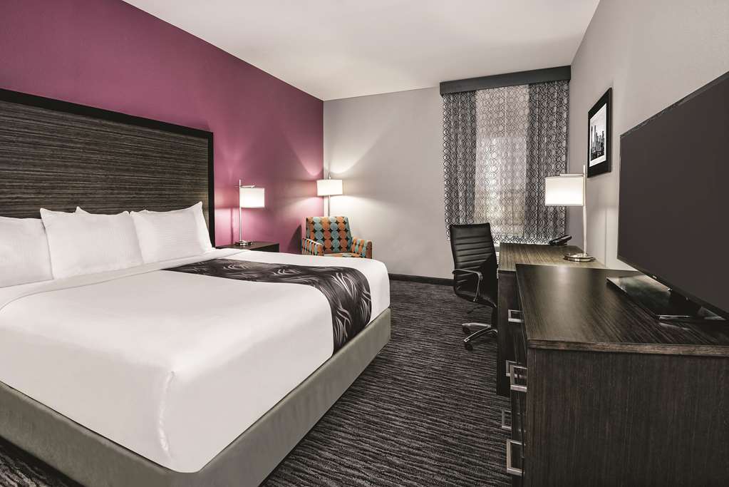 La Quinta Inn & Suites by Wyndham Dallas Grand Prairie North - photo 16