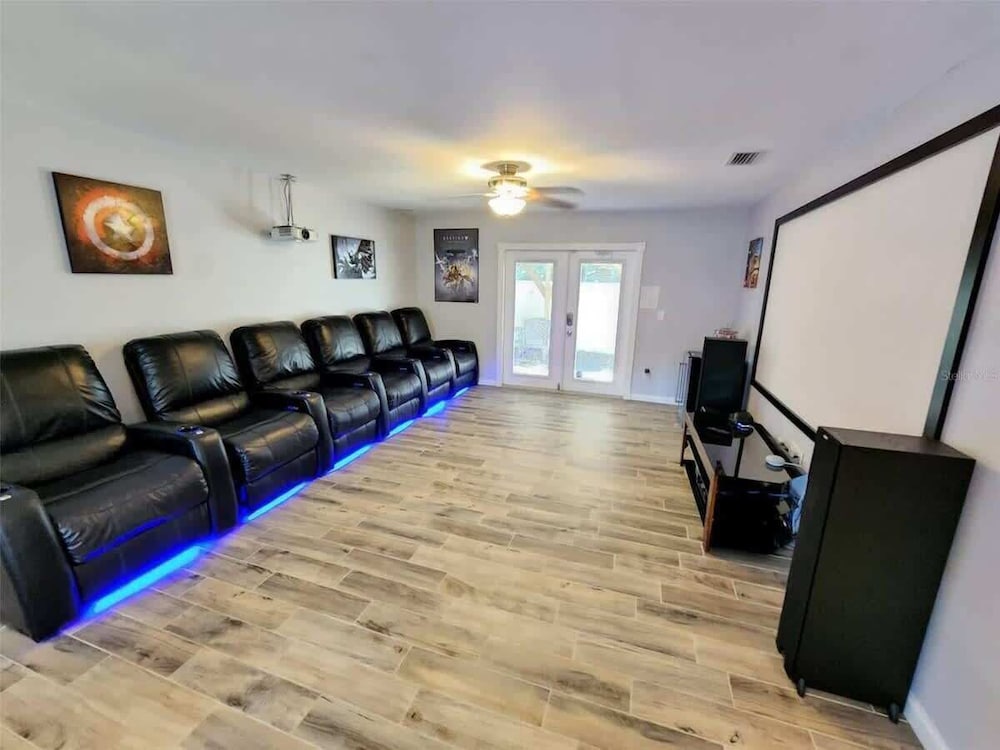 Heated Pool Jacuzzi & Sauna Tampa FL — hotel in Lutz